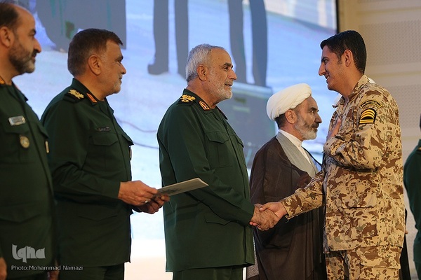 آئین اختتامیه مسابقات سراسری قرآن کریم نیروی زمینی سپاه با حضور سردار سرتیپ پاسدار «محمد کرمی» فرمانده نیروی زمینی سپاه شامگاه چهارشنبه 9 مهرماه در مجتمع فتح المبین برگزار شد.