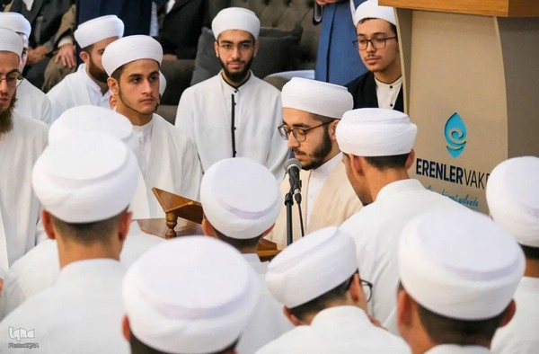 جشن فارغ‌التحصیلی صدها قرآن‌آموز در مسجد سلطان سلیم استانبول