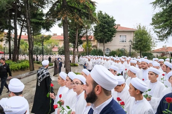 جشن فارغ‌التحصیلی صدها قرآن‌آموز در مسجد سلطان سلیم استانبول