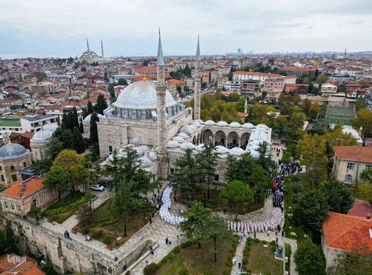 جشن فارغ‌التحصیلی صدها قرآن‌آموز در مسجد سلطان سلیم استانبول