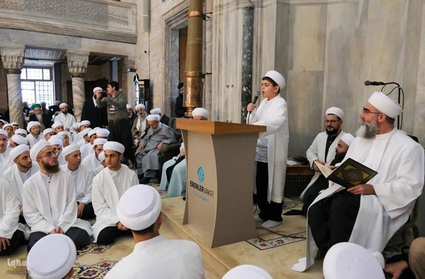 جشن فارغ‌التحصیلی صدها قرآن‌آموز در مسجد سلطان سلیم استانبول