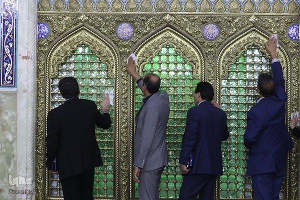 غبارروبی حرم مطهر حضرت فاطمه معصومه(س) توسط جهادگران جهاددانشگاهی