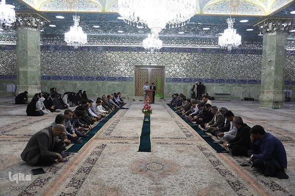 غبارروبی حرم مطهر حضرت فاطمه معصومه(س) توسط جهادگران جهاددانشگاهی