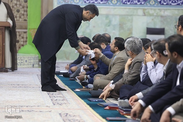 غبارروبی حرم مطهر حضرت فاطمه معصومه(س) توسط جهادگران جهاددانشگاهی