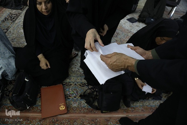 غبارروبی حرم مطهر حضرت فاطمه معصومه(س) توسط جهادگران جهاددانشگاهی