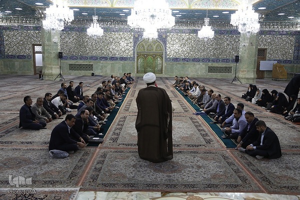 غبارروبی حرم مطهر حضرت فاطمه معصومه(س) توسط جهادگران جهاددانشگاهی