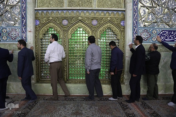 غبارروبی حرم مطهر حضرت فاطمه معصومه(س) توسط جهادگران جهاددانشگاهی