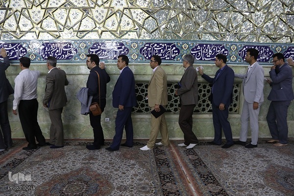 غبارروبی حرم مطهر حضرت فاطمه معصومه(س) توسط جهادگران جهاددانشگاهی