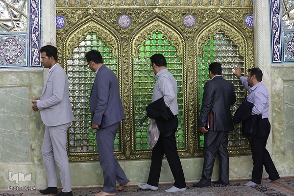 غبارروبی حرم مطهر حضرت فاطمه معصومه(س) توسط جهادگران جهاددانشگاهی