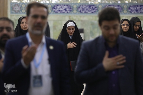 غبارروبی حرم مطهر حضرت فاطمه معصومه(س) توسط جهادگران جهاددانشگاهی