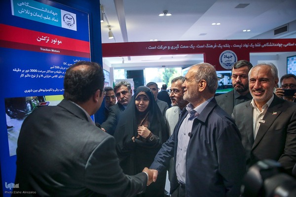 بازدید رئیس‌جمهور از نمایشگاه دستاوردهای جهاددانشگاهی