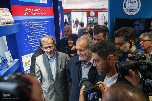 بازدید رئیس‌جمهور از نمایشگاه دستاوردهای جهاددانشگاهی