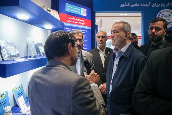 بازدید رئیس‌جمهور از نمایشگاه دستاوردهای جهاددانشگاهی
