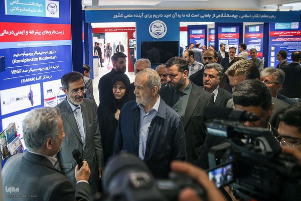 بازدید رئیس‌جمهور از نمایشگاه دستاوردهای جهاددانشگاهی