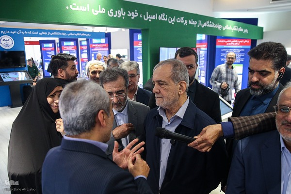 بازدید رئیس‌جمهور از نمایشگاه دستاوردهای جهاددانشگاهی