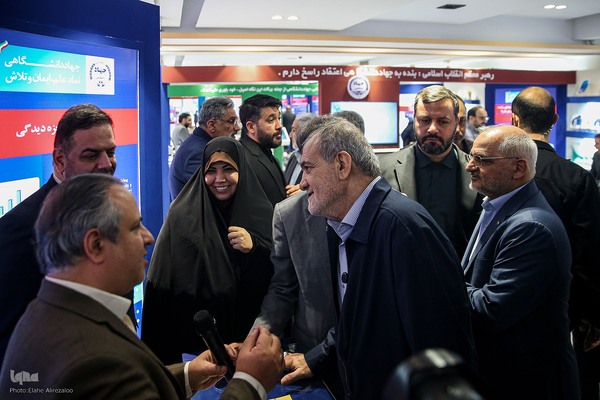 بازدید رئیس‌جمهور از نمایشگاه دستاوردهای جهاددانشگاهی