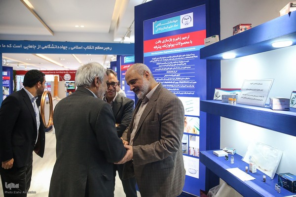 بازدید رئیس‌جمهور از نمایشگاه دستاوردهای جهاددانشگاهی