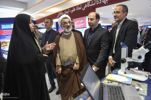 بازدید دبیر شورای عالی انقلاب فرهنگی از نمایشگاه دستاوردهای علمی و فناورانه جهاددانشگاهی