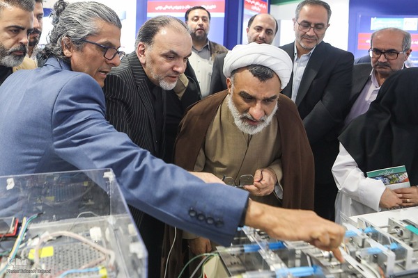 بازدید دبیر شورای عالی انقلاب فرهنگی از نمایشگاه دستاوردهای علمی و فناورانه جهاددانشگاهی
