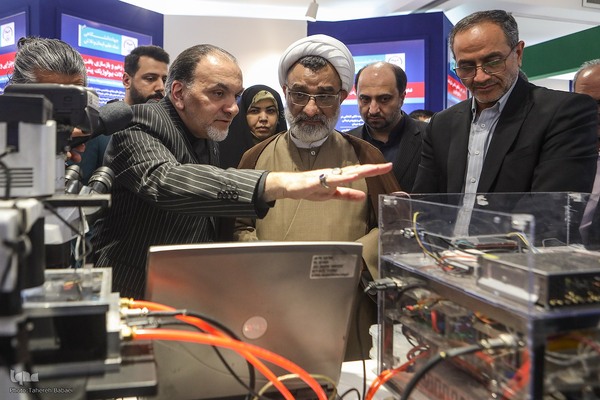 بازدید دبیر شورای عالی انقلاب فرهنگی از نمایشگاه دستاوردهای علمی و فناورانه جهاددانشگاهی
