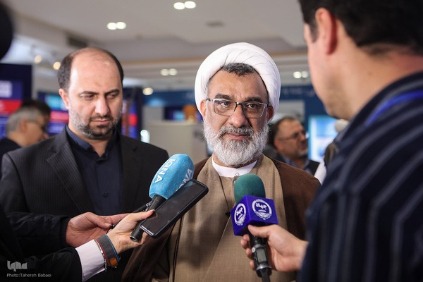 بازدید دبیر شورای عالی انقلاب فرهنگی از نمایشگاه دستاوردهای علمی و فناورانه جهاددانشگاهی