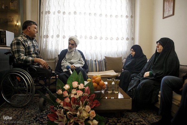 حضور نمایندگان رهبر انقلاب در منزل علی امینی جانباز دفاع مقدس و قهرمان در رشته‌های شنا و تیراندازی