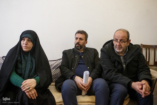 حضور نمایندگان رهبر انقلاب در منزل علی امینی جانباز دفاع مقدس و قهرمان در رشته‌های شنا و تیراندازی