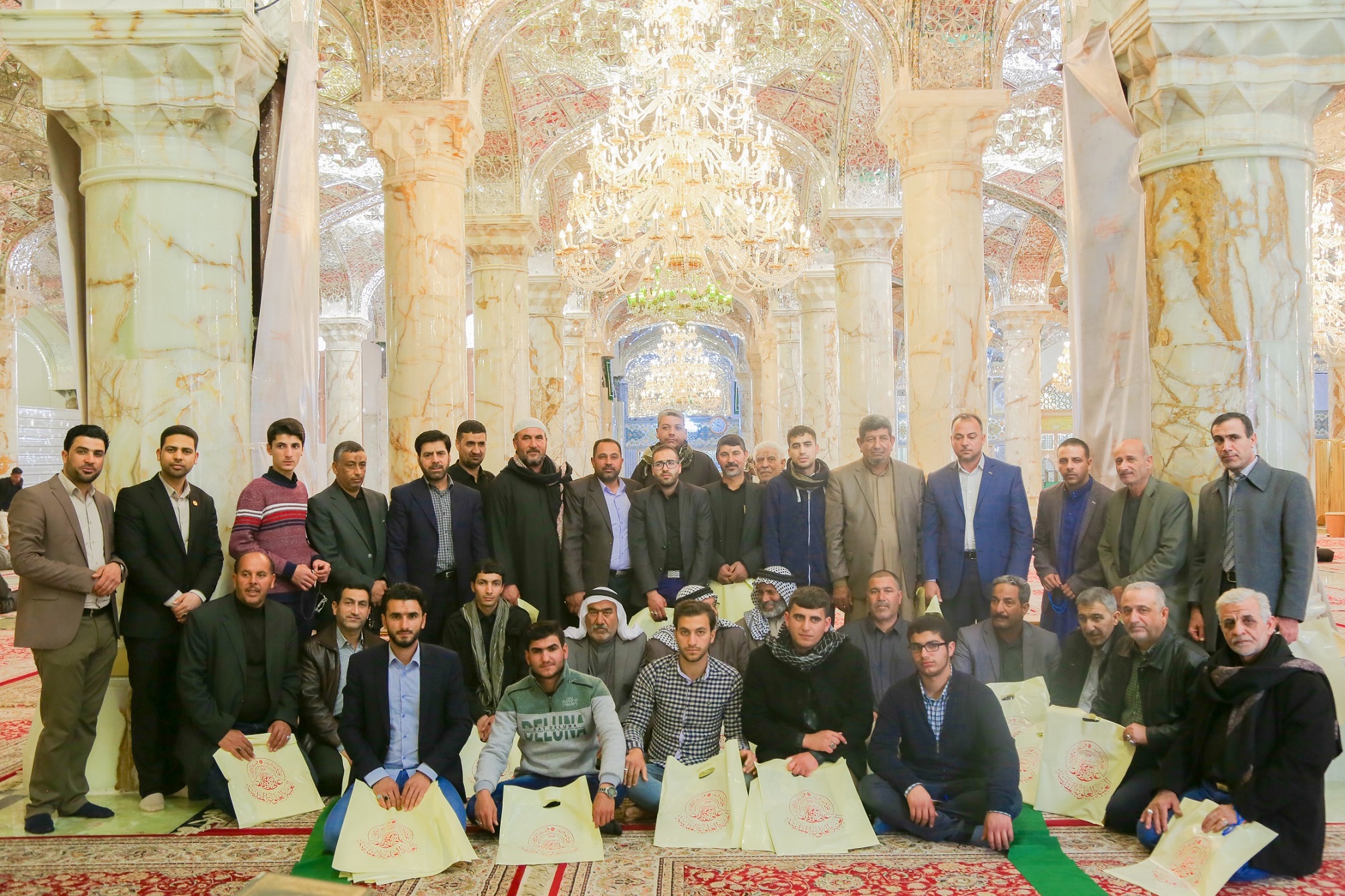 Une réunion coranique au sanctuaire de l'imam Ali (as) à Najaf Une réunion coranique au sanctuaire de l'imam Ali (as) à Najaf