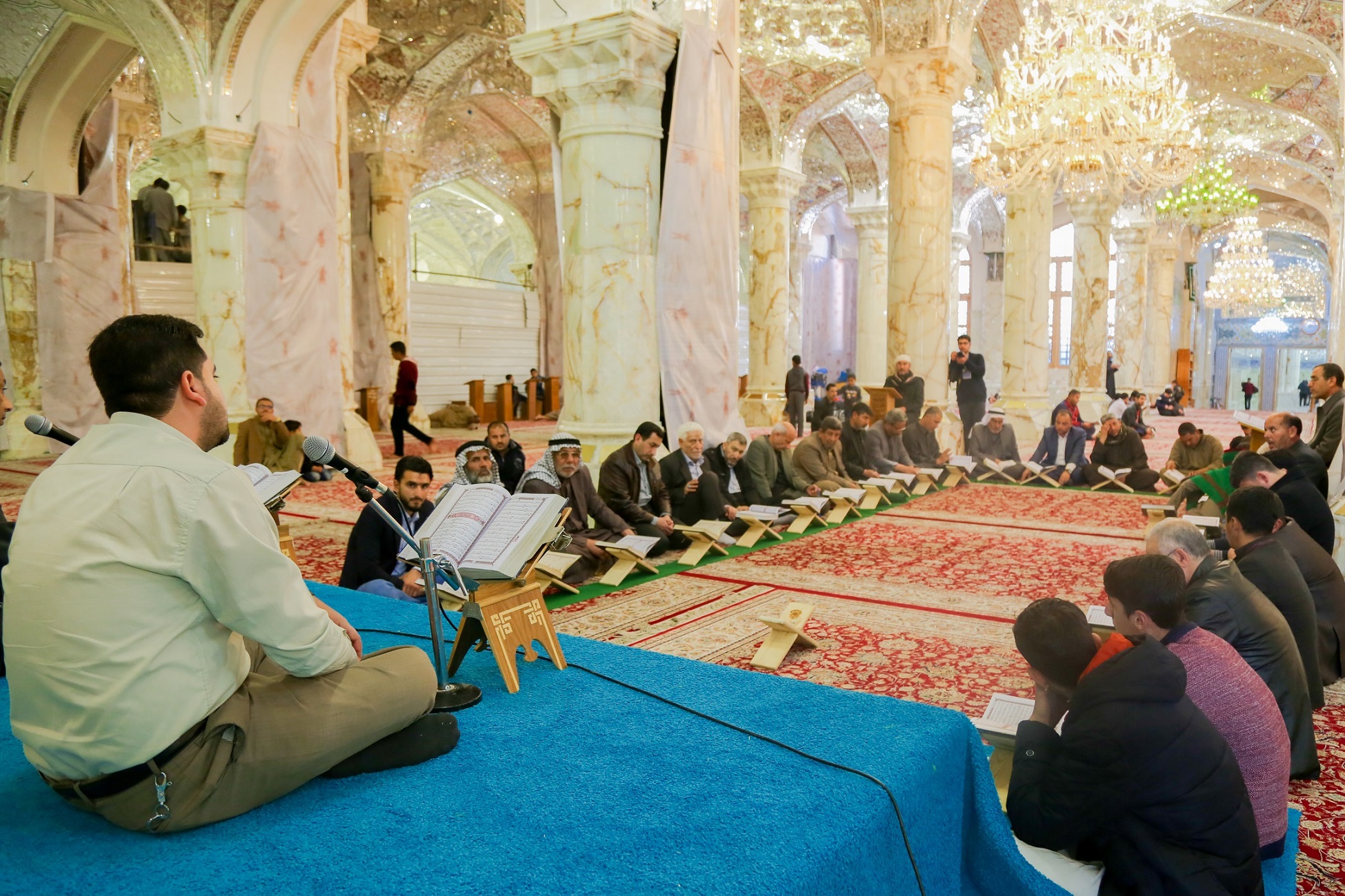 Une réunion coranique au sanctuaire de l'imam Ali (as) à Najaf Une réunion coranique au sanctuaire de l'imam Ali (as) à Najaf