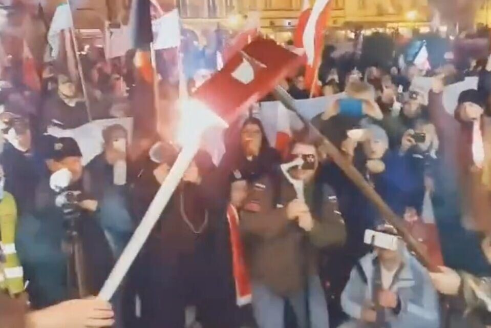 Le livre rouge a été brulé tandis que la foule criait: Le livre rouge a été brulé tandis que la foule criait:
