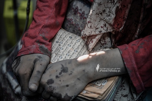 Une Palestinienne sous les bombardements de Gaza ne s’est pas séparée du Coran + photos