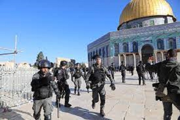 Des dizaines de colons prennent d’assaut la mosquée Al-Aqsa