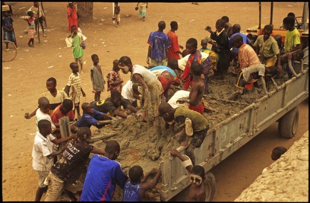 Des milliers de Maliens ont participé au crépissage de la grande mosquée de Djenné