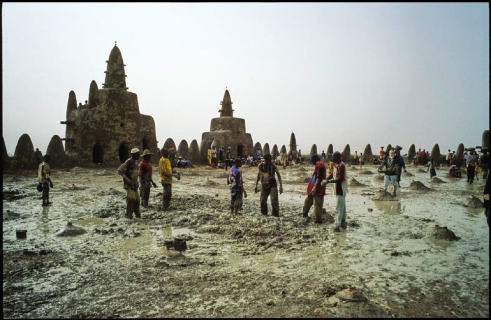 Des milliers de Maliens ont participé au crépissage de la grande mosquée de Djenné