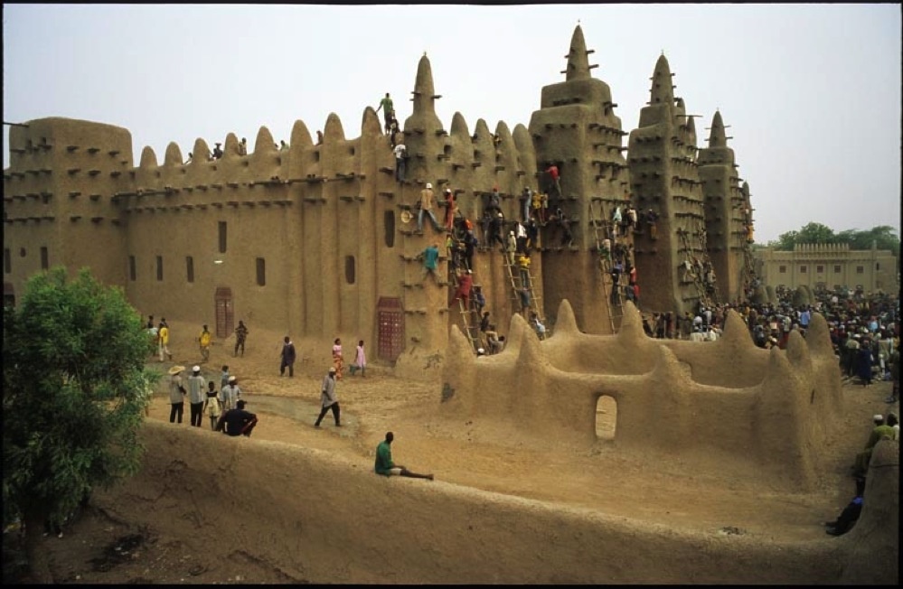 Des milliers de Maliens ont participé au crépissage de la grande mosquée de Djenné