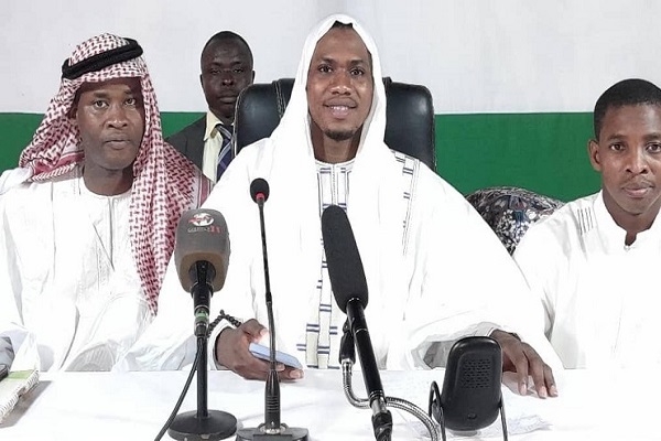 Cheikh Rashid Aroun Haïdara (au centre), lors de son discours aux fidèles de son association.