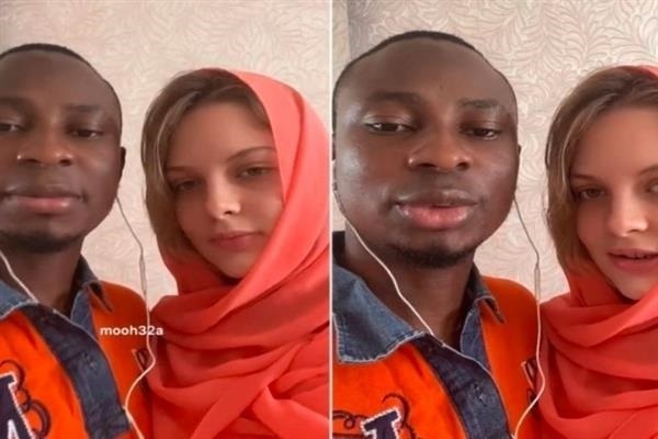 Jeune Africain et sa nouvelle épouse musulmane lorsqu'ils lisent le Coran