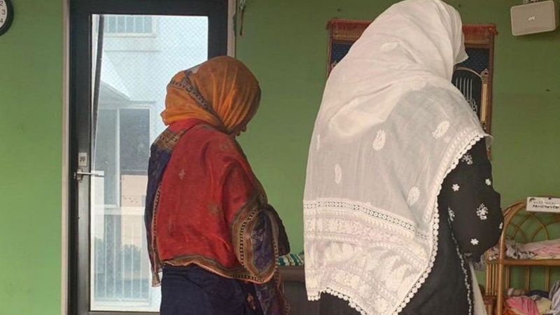 Ryoko Sato (foulard rouge) veut être enterrée selon la coutume islamique.