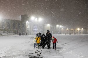 La neige recouvre le sanctuaire de l'Imam Reza (AS)