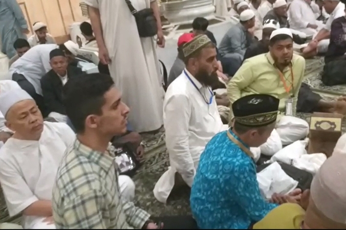 Lecture du Coran par Mahdi Ebrati à la mosquée du Prophète (psl)