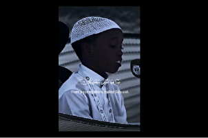 Un adolescent somalien récite le Coran