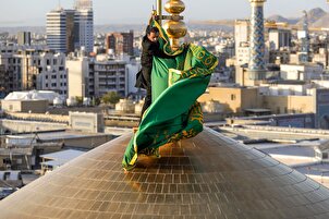 Le drapeau du sanctuaire de l'Imam Reza changé à la fin des processions de deuil