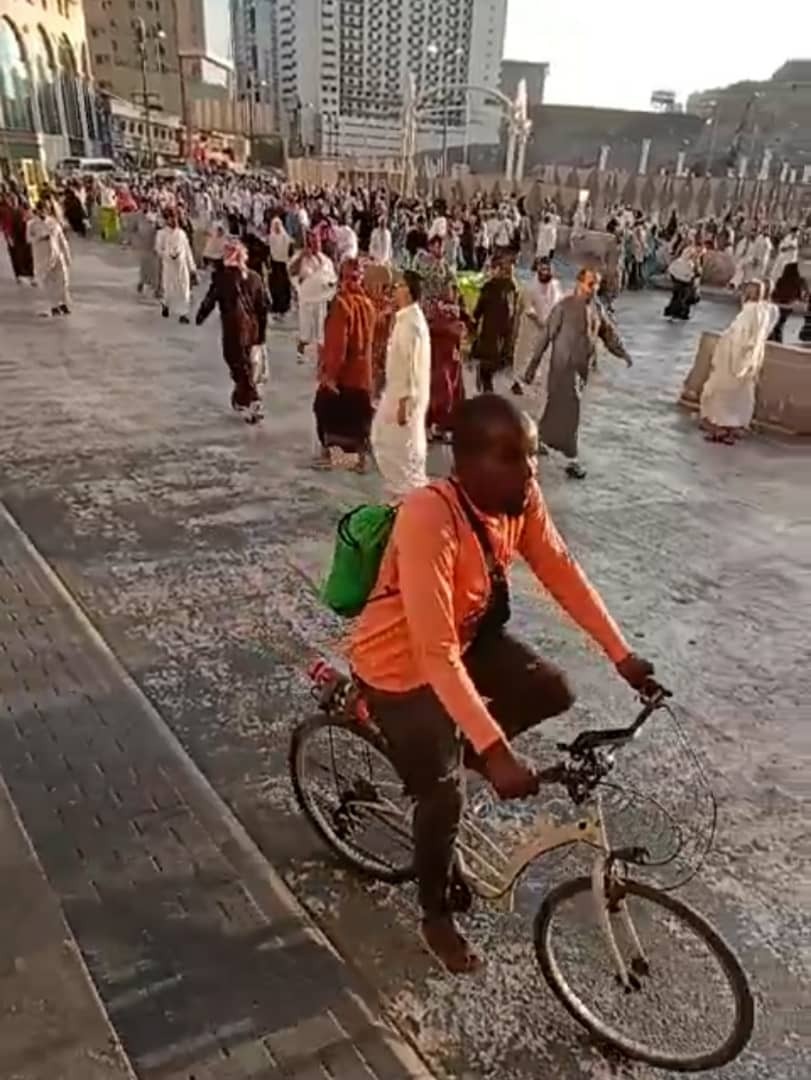 Un jeune Guinéen part à La Mecque à vélo