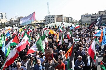 Adoradores da Oração de Sexta-feira do Irã Marcham para Expressar Apoio a Gaza