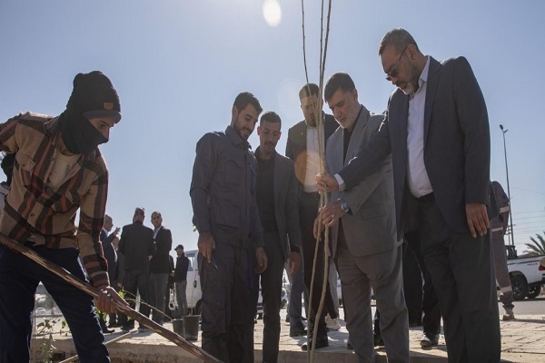 Посадка деревьев на пути Арбаина между Наджафом и Кербелой