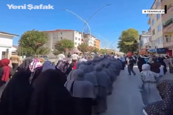 Видео/Караван в честь девушек, выучивших Коран наизусть в Турции